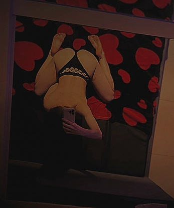 Живу в красивой Москве, и готова позаботиться о твоих самых сокровенных желаниях. Мои услуги охватывают все твои фантазии, будь то эротический массаж или игры ролевыми костюмами. У меня есть роскошные фотографии, которые позволят тебе взглянуть на мою прекрасную внешность. Мои клиенты отмечают мою коммуникабельность и интеллект, что делает наше время вместе еще более приятным. Так что не медли, дорогой, и дай мне возможность позаботиться о тебе. 💋 6610, 22 года